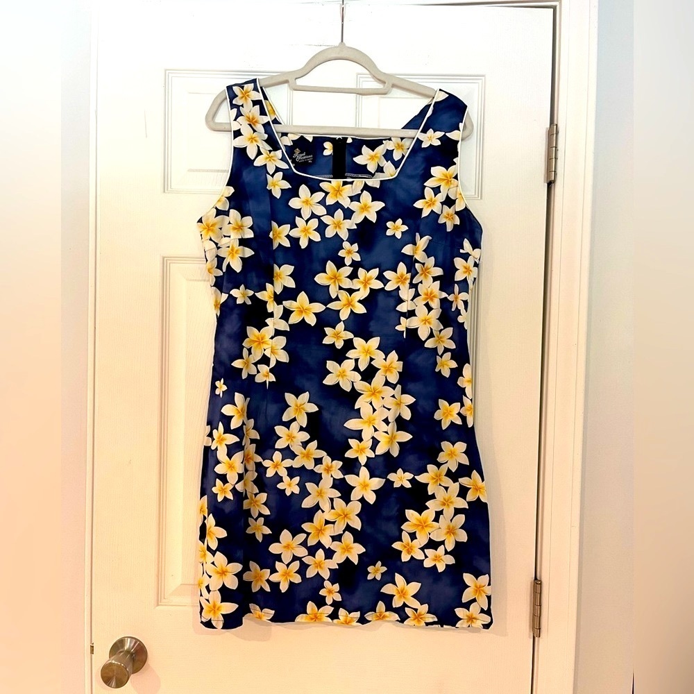 ROYAL CREATIONS Made In Hawaii Shift dress in navy with floral pattern.